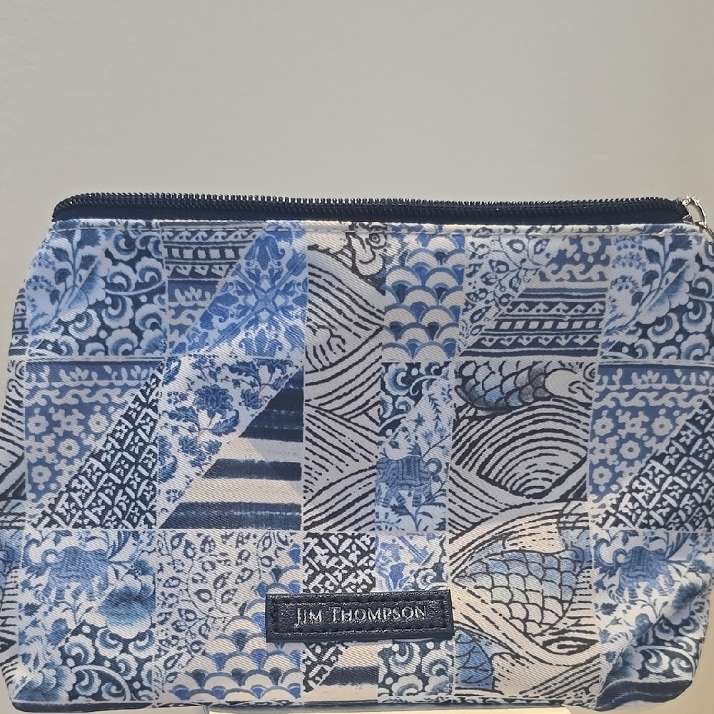 *FREE* Jim Thompson X Thai Airwaya Blue Geometric Cosmetic Bag With Eyemask